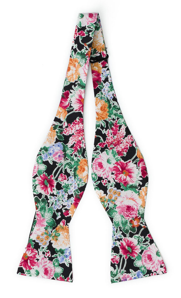 Bomull Sløyfer Uknyttede, Blomsterdesign over det hele på svart bakgrunn
